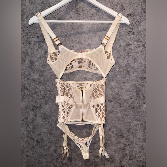 Agent Provocateur Cream Lace Lingerie Set - Corset Size 2, Bra 34B, Thong 2 - Picture 7 of 10